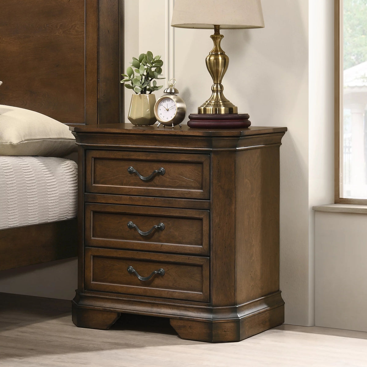 Queen Wood Panel Bed with Dresser, Mirror, Nightstand O320