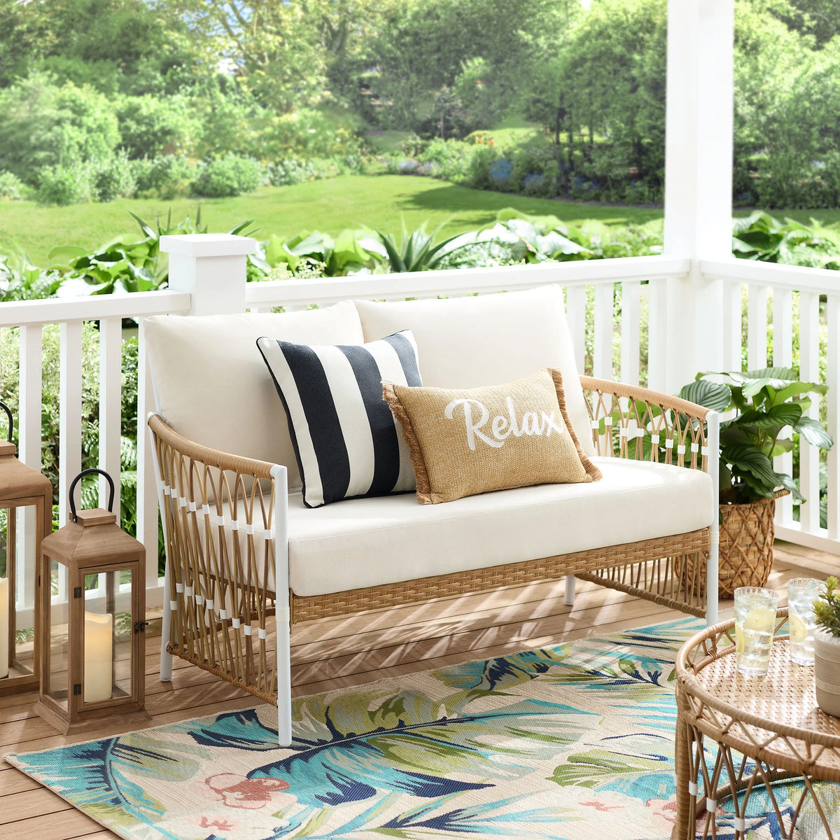 White Wicker Outdoor Loveseat E991