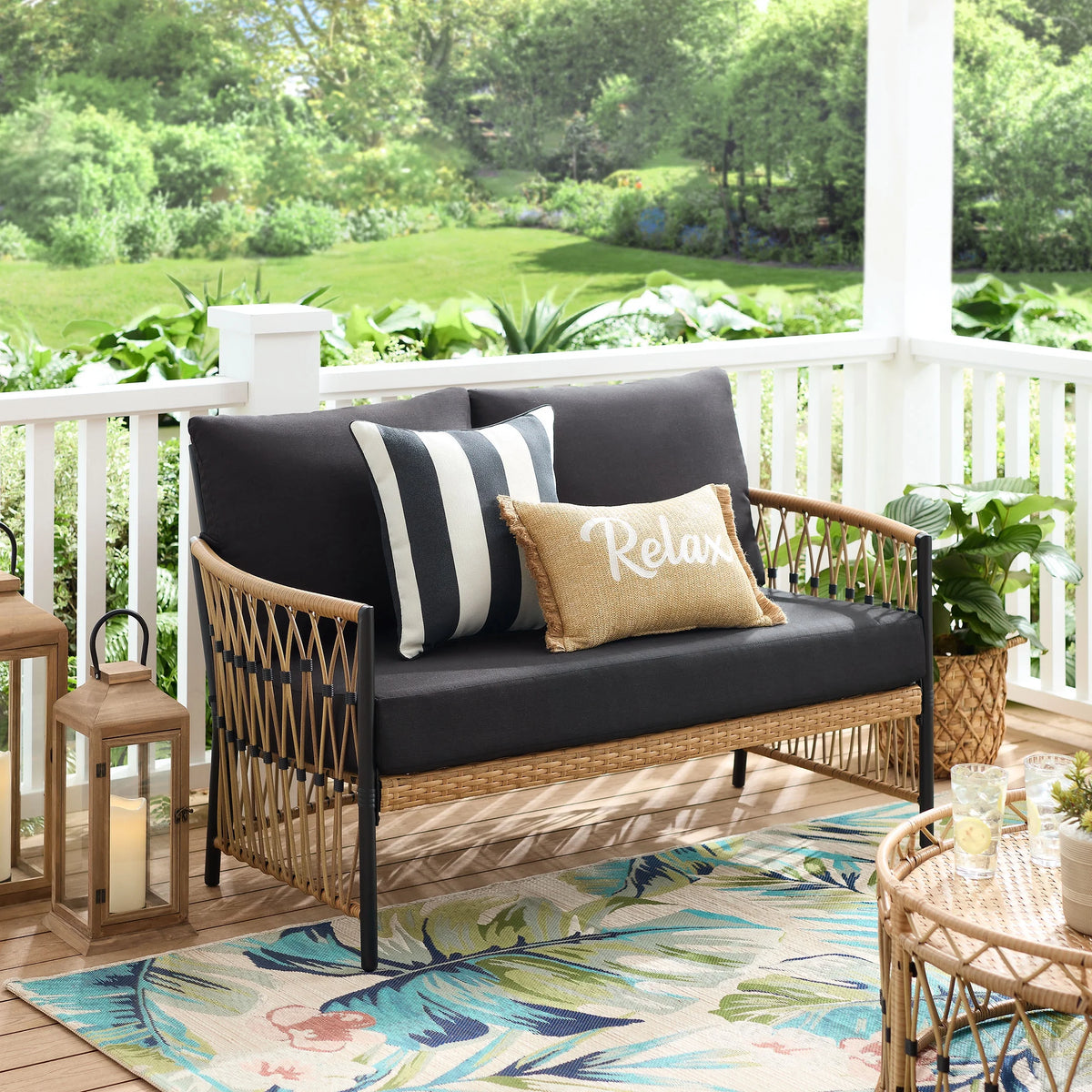 White Wicker Outdoor Loveseat E991